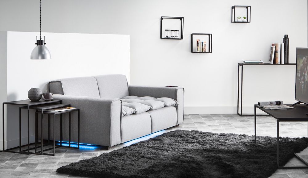 Smart Sofa : un canapé qui vibre, s'illumine, cache Alexa, fait home cinéma  et recharge votre iPhone