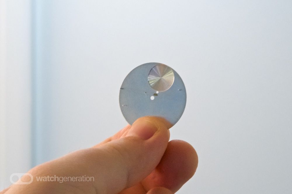 Un cadran brut, avant son chargement dans l’« imprimante ». L’impression d’un lot de soixante-dix cadrans prend quelques minutes. Ce choix industriel offre une certaine flexibilité à Withings, au prix d’une cadence relativement limitée. Au moins lui ouvre-t-il des perspectives : le fabricant travaille à une offre de cadrans personnalisés aux couleurs d’une entreprise ou d’une institution. Nous avons ainsi aperçu des cadrans siglés « La French Tech » ou « MoMA ».