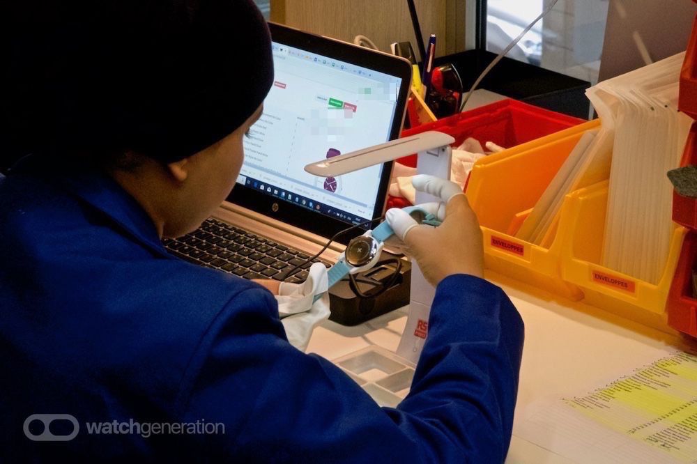 Si elle passe tous les tests, la montre reçoit son bracelet et une dernière inspection.