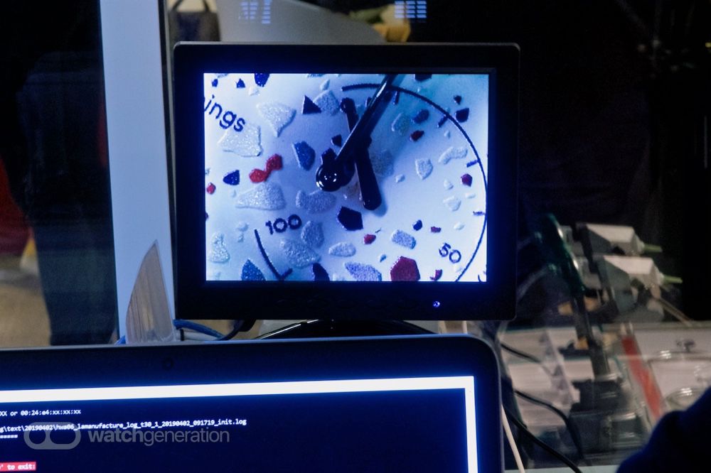 La vérification du bon fonctionnement mécanique et électronique. Cette image fortement agrandie montre bien l'épaisseur de la finition « Terrazzo ».