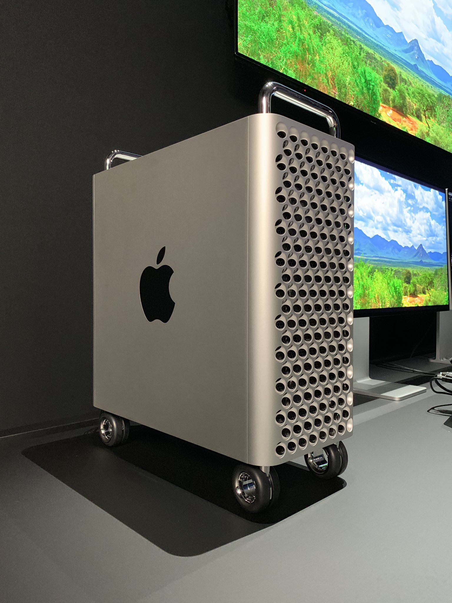 Последняя версия эппл. Apple Mac Pro 2020. Mac Pro 2020 системный блок. Системный блок эпл Мак про. Apple колесики для Mac Pro.