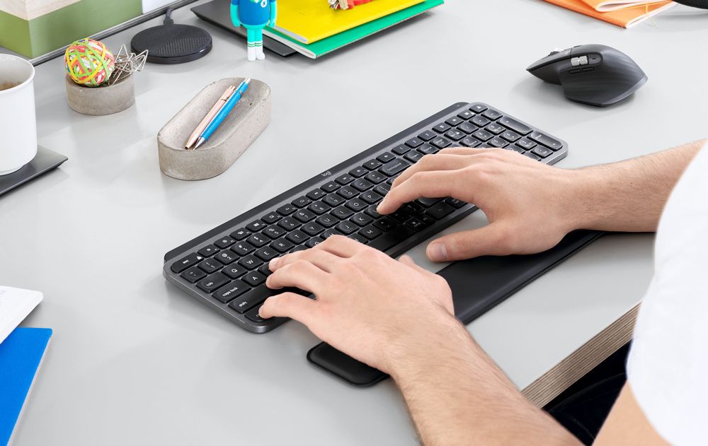 Bon plan – Le clavier sans-fil Logitech MX Keys Plus avec repose-poignets à  77 € - Les Numériques