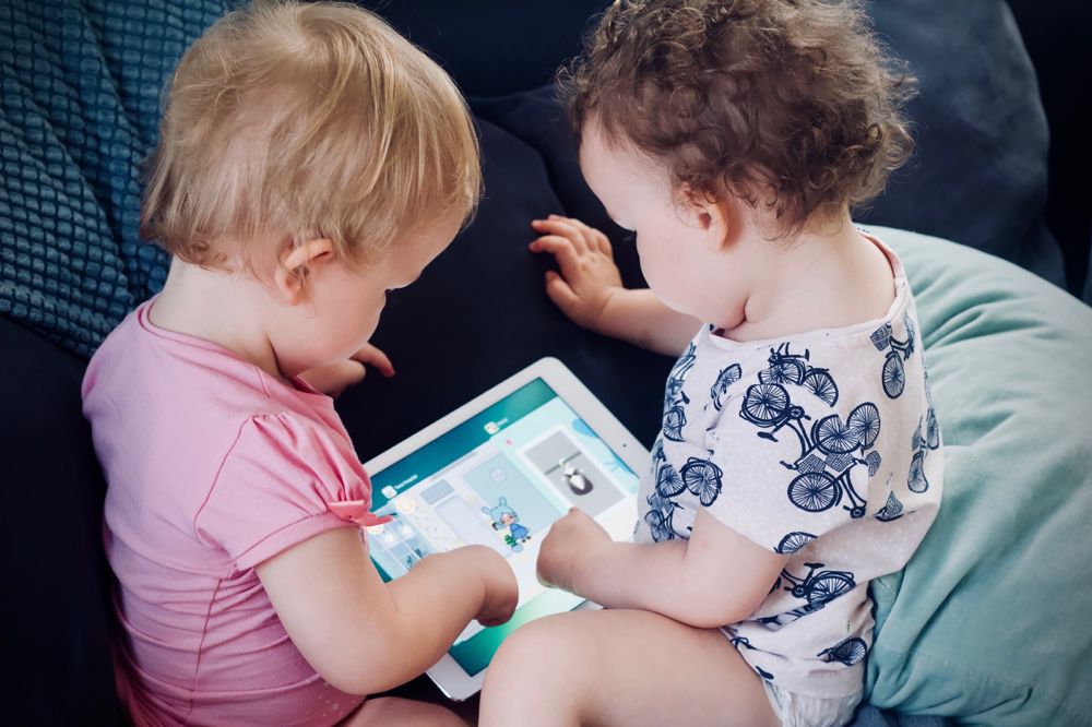 Comment les enfants lisent-ils une histoire sur une tablette numérique ?