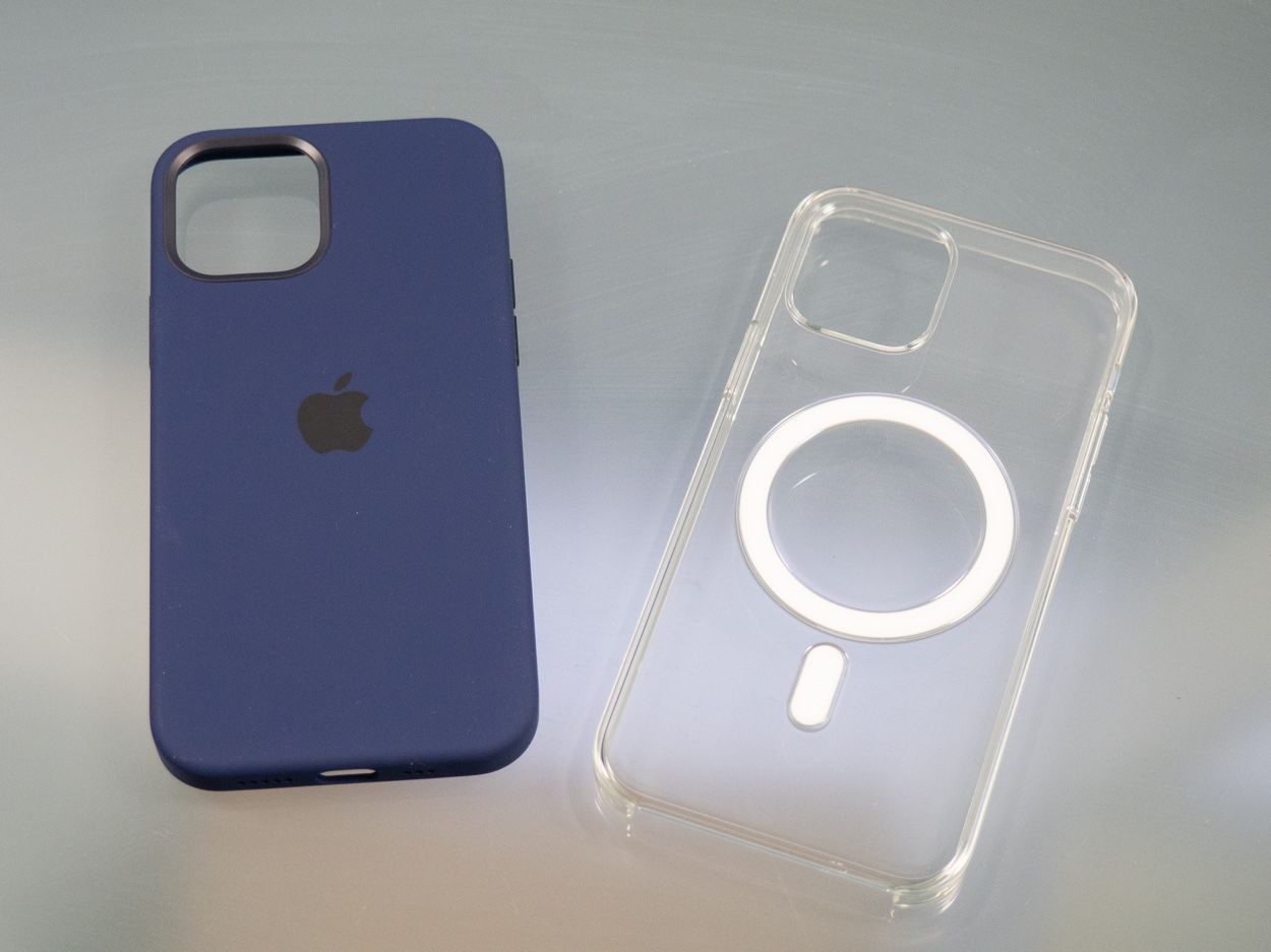 Coque en silicone avec MagSafe pour iPhone 12