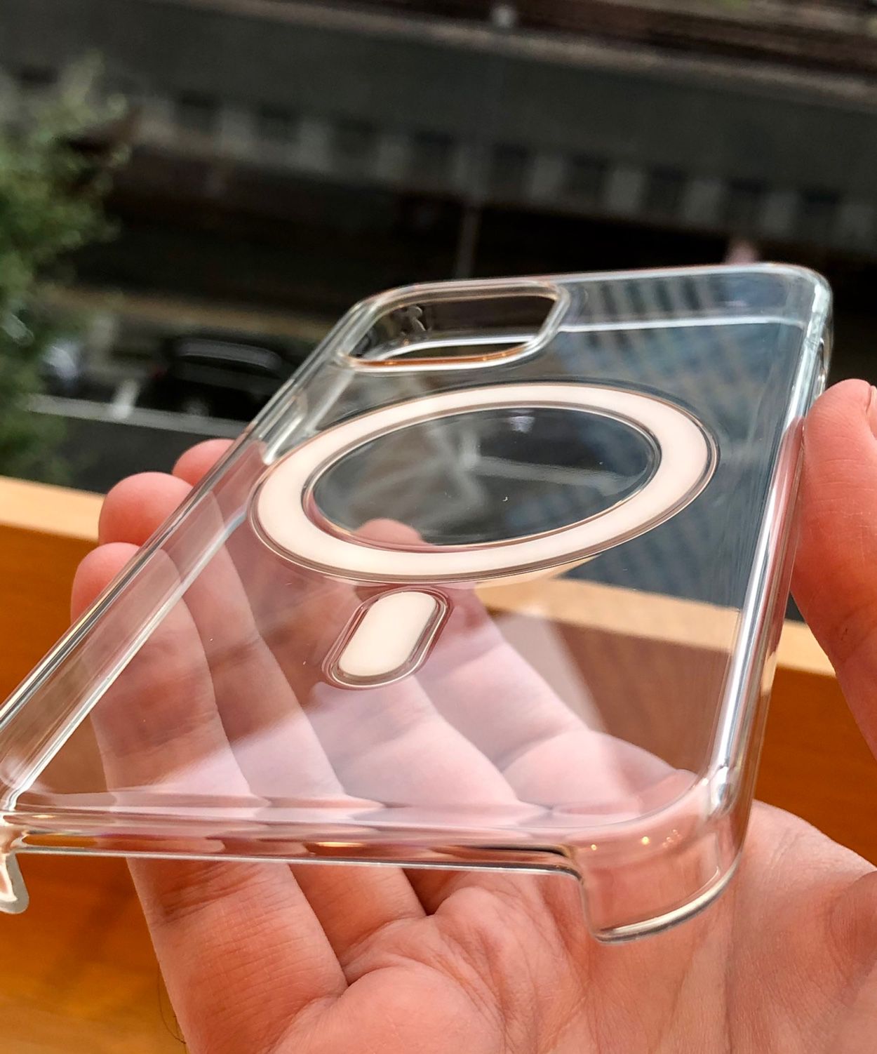 Coup d'œil sur la coque transparente MagSafe pour iPhone 12 | MacGeneration