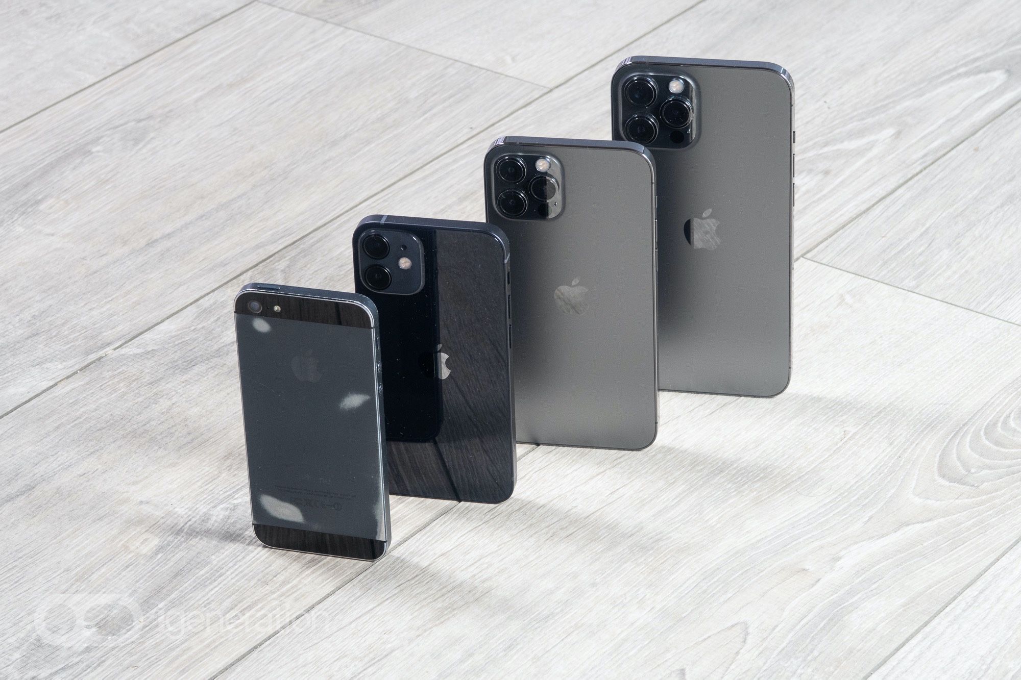 Coup d’œil sur le petit iPhone 12 mini et l’énorme iPhone 12 Pro Max