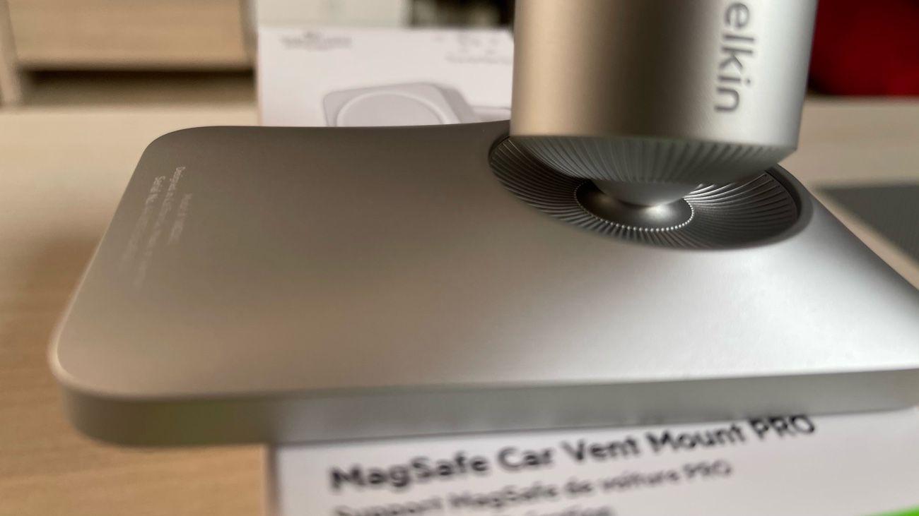 Support magnétique 2 en 1 pour grille d'aération de voiture réglable à 360 ° compatible avec MagSafe Case iPhone 13 12 Pro Max Mini équipé de plaques métalliques rondes pour d'autres téléphones 