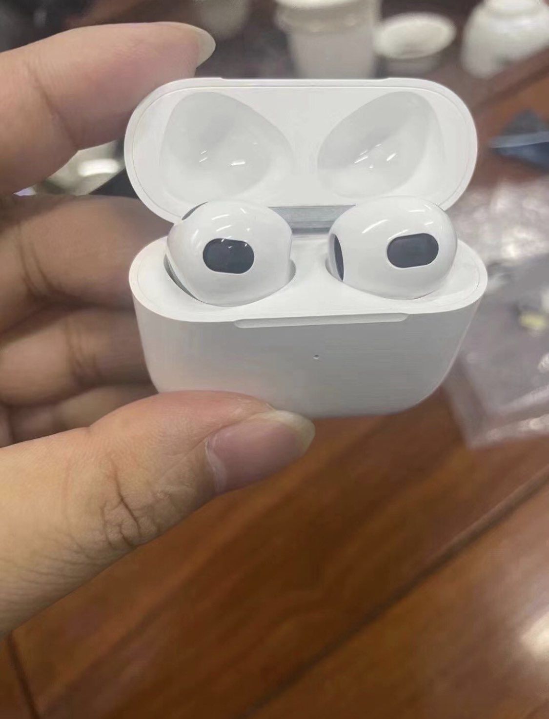 AirPods 3 : une photo dévoilerait le nouveau design des écouteurs d'Apple