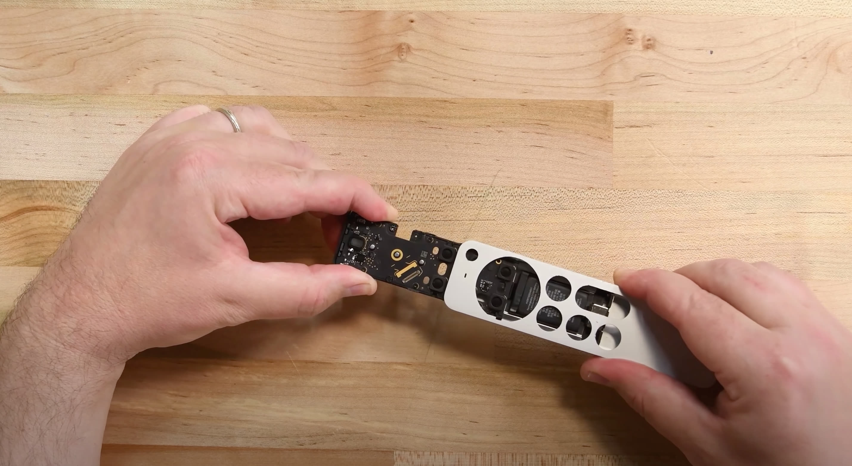 Почистить пульт от телевизора в домашних. Батарейка для пульта Apple TV 3. Пульт в разборе.