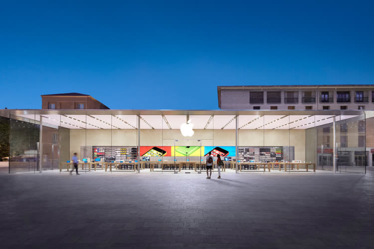 Gradual takeover for Apple Stores in France