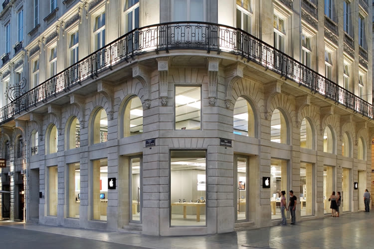 The Apple Store in Bordeaux resumes shopping appointments