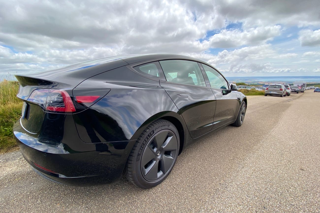 Tesla montre la nouvelle Model 3 : autonomie, look et performances,  découvrez-la avec nous