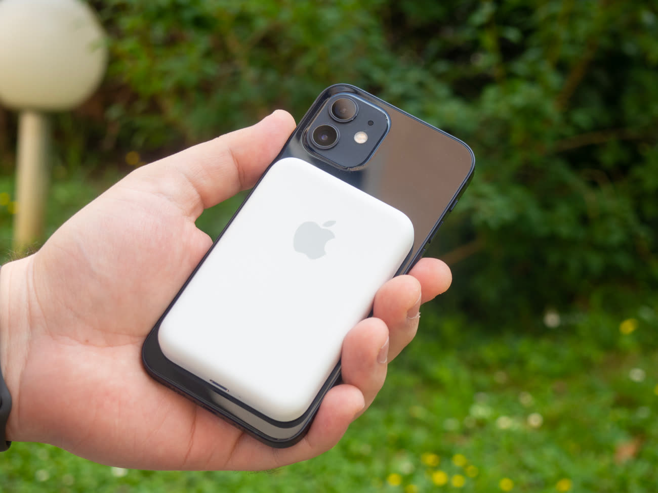 iPhone 12 : la batterie externe MagSafe serait compatible avec la recharge  inversée
