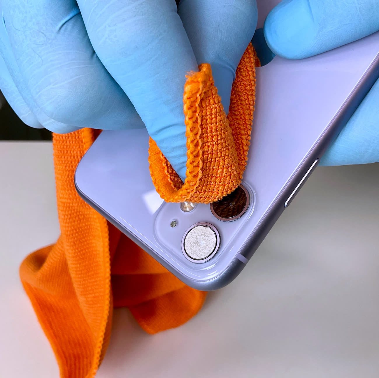 Apple explique comment nettoyer son écran avec sa chiffonnette - Belgium  iPhone