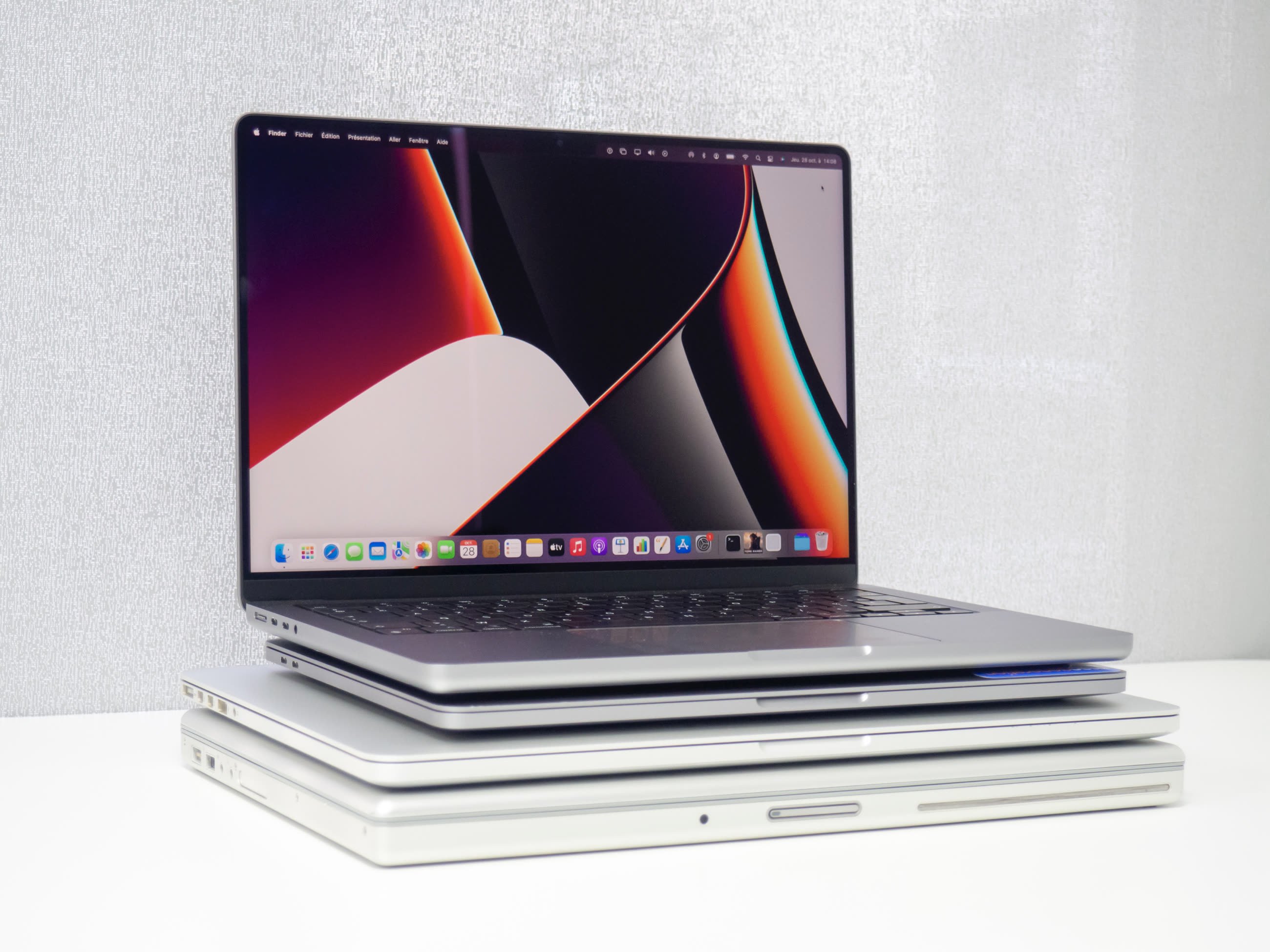 Retour du lecteur SD sur les MacBook Pro 2021 : quand Apple mange son  chapeau