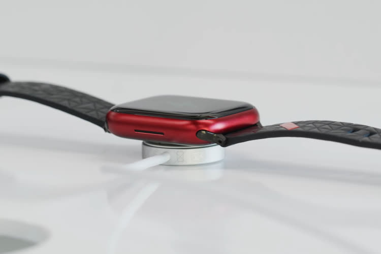 Le chargeur rapide de l’Apple Watch Series 7 est toujours recouvert d’aluminium