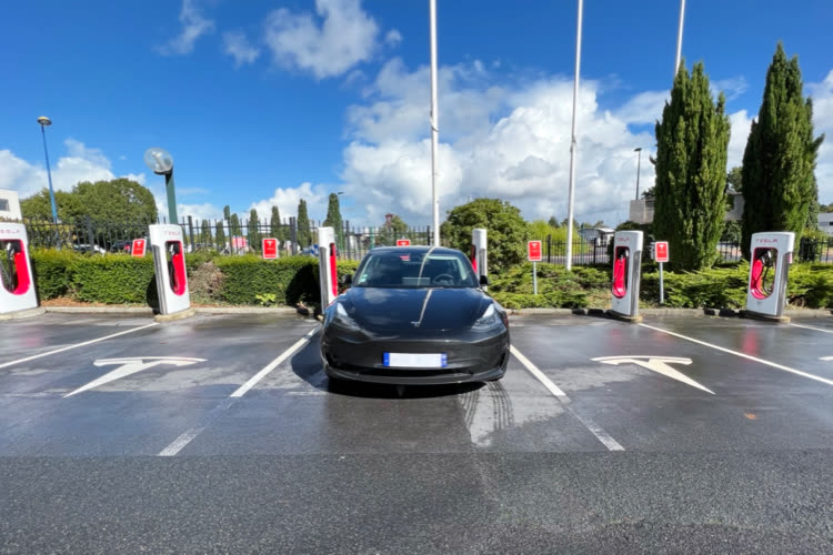 Tesla teste l’ouverture de ses Superchargeurs à tous les véhicules électriques
