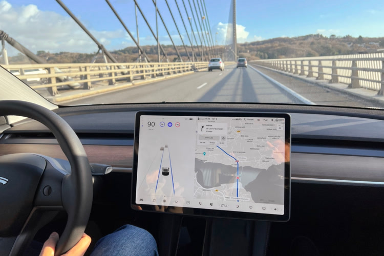 Six mois en Tesla : à bord, le minimalisme résolument geek