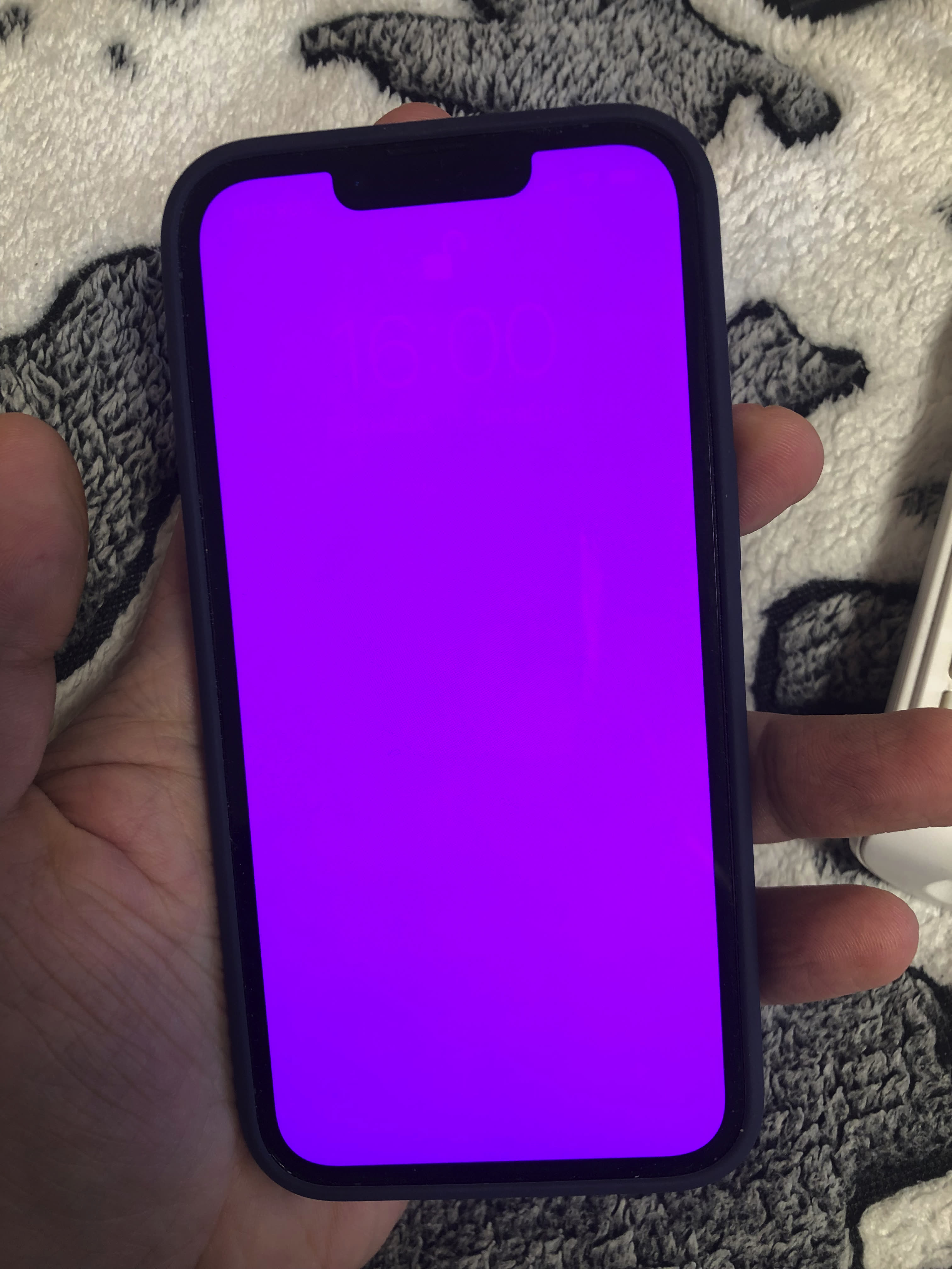 Des iPhone 13 ont l'écran qui vire au rose iGeneration