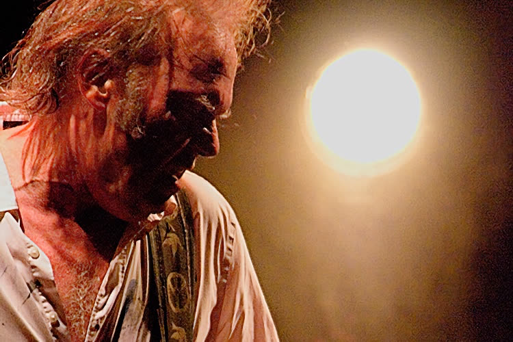 Infox sur les vaccins : Neil Young veut supprimer sa musique sur Spotify à cause du podcast de Joe Rogan
