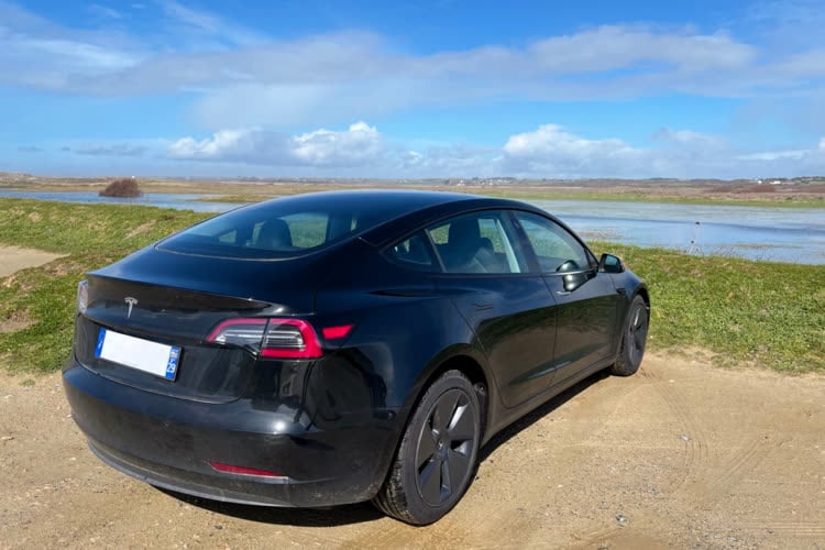 Tesla a rempli son carnet de commandes et souhaite vendre moins de Model 3 pour le moment