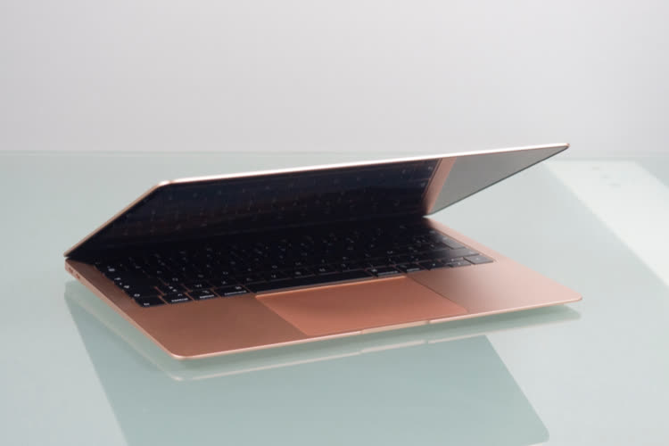 Un MacBook Air de 15 pouces et un iPad standard plus grand dans les tuyaux d