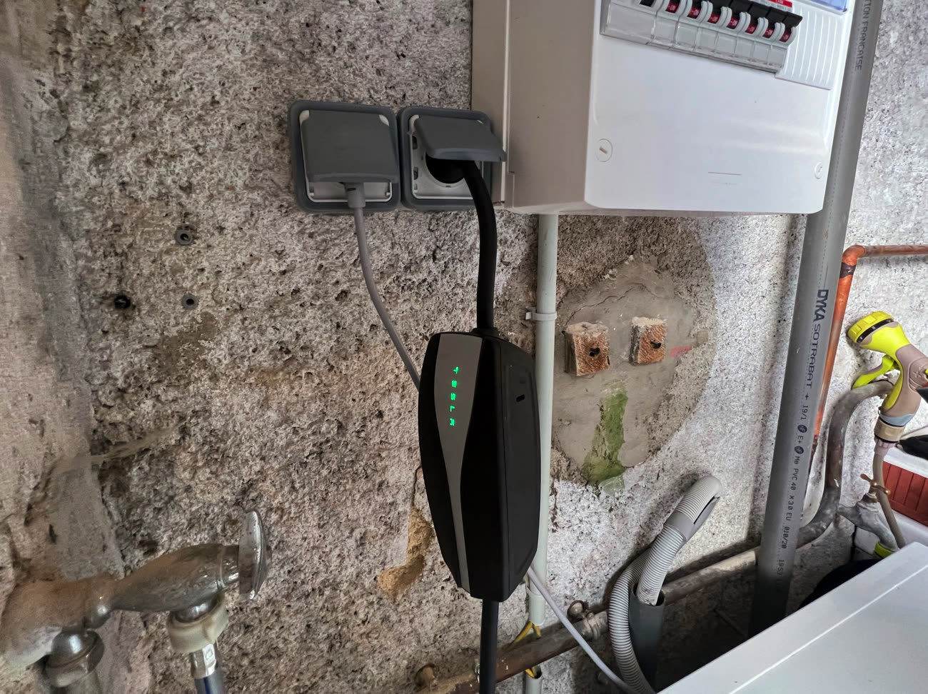 Distance entre un robinet et une prise électrique : les normes - IZI by EDF