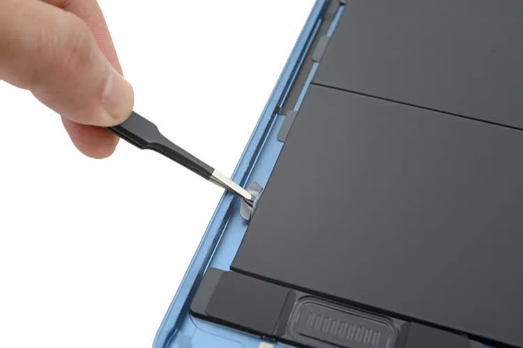 iPad Air 5 : des languettes adhésives pour une batterie toujours pas remplacée individuellement