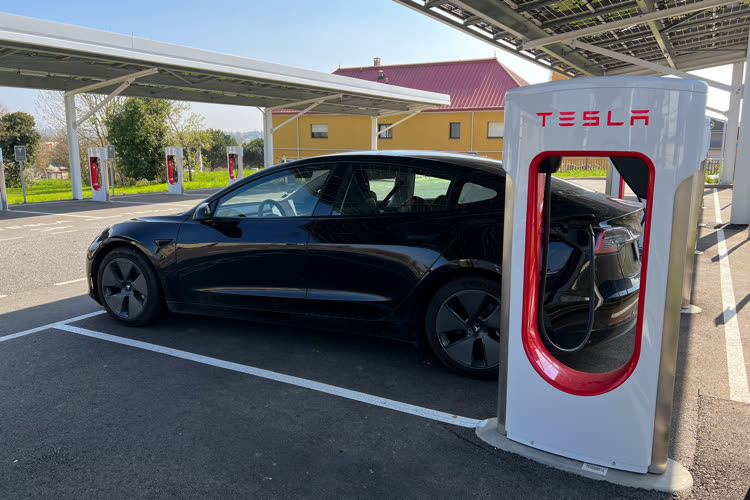Tesla ouvre ses superchargeurs dans cinq nouveaux pays européens