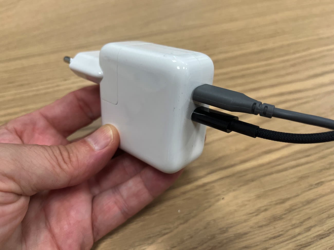 Coup d'œil sur l'adaptateur double port USB-C d'Apple