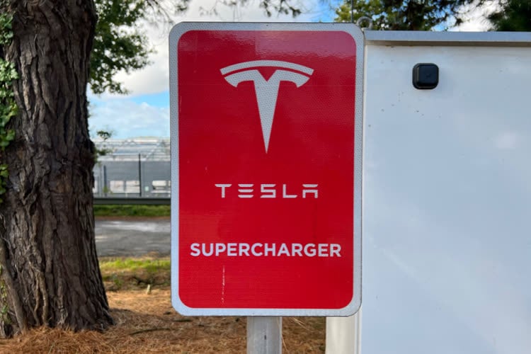 Tesla multiplie les ouvertures de superchargeurs juste avant les vacances estivales