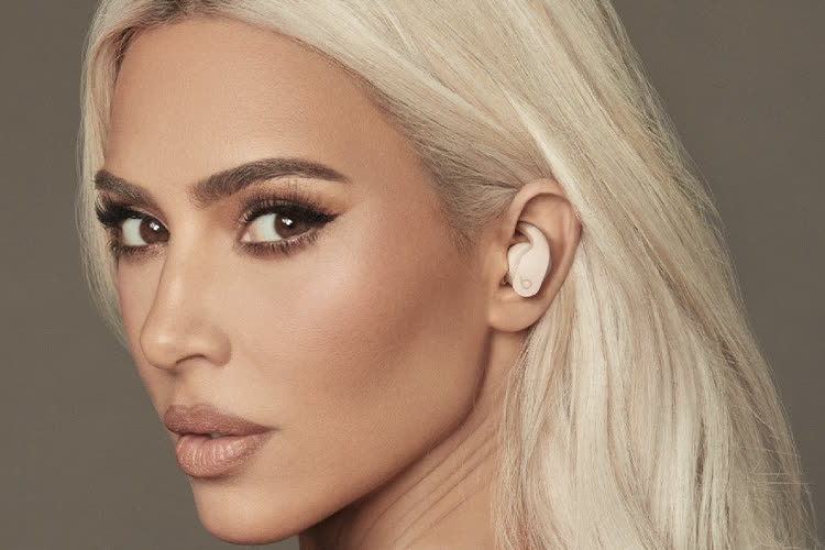 Trois teintes de marron pour l'édition Kim Kardashian des Beats Fit Pro