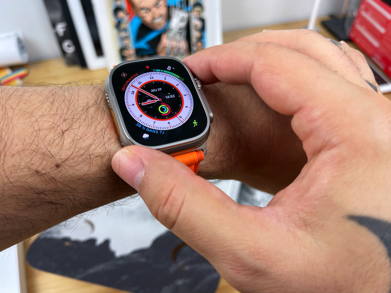 Acheter un modèle Apple Watch SE GPS, Boîtier en aluminium minuit de 40 mm,  Bracelet Sport Pride Edition - S/M - Apple (FR)
