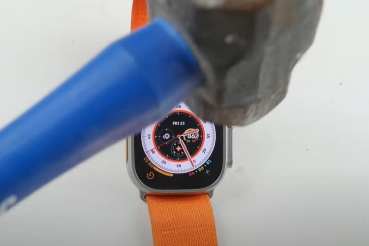 video en galerie : Résistance : l'Apple Watch Ultra en tête à tête avec un marteau