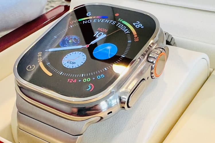 video en galerie : On peut se voir dans le titane brillant de cette Apple Watch Ultra