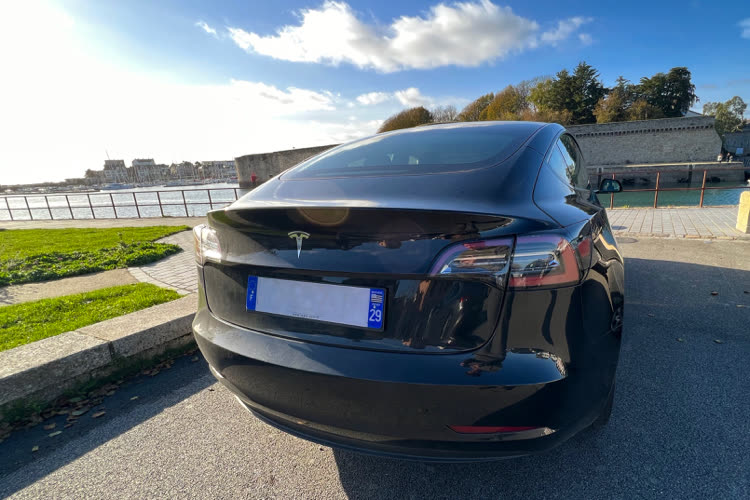 Tesla continue de tout miser sur la vision et retire les capteurs ultrasons de ses voitures 🆕