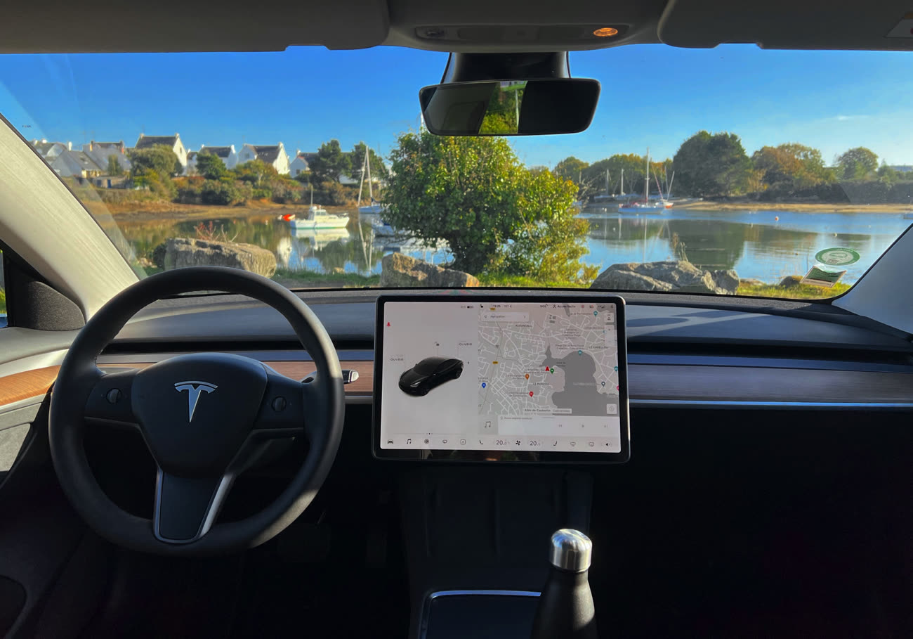 Avec la nouvelle Tesla Model 3 le levier de vitesse sera sur l'écran  central ! Un changement peu pratique, dangereux et inquiétant pour  l'avenir… 