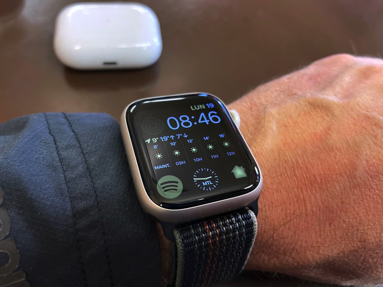 Promo : l'Apple Watch Series 8 avec son bracelet sport noir à 449 €
