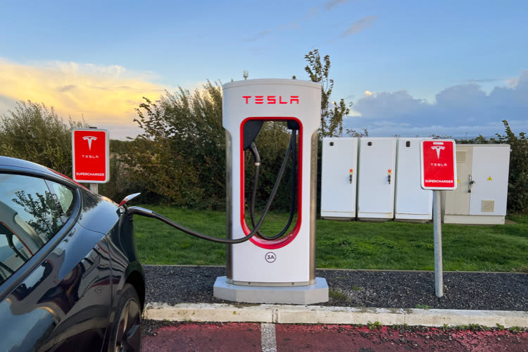Tesla casse les prix des superchargeurs : à partir de 0,32 € le kWh en France