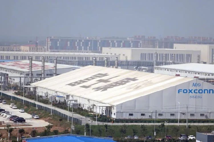Foxconn sort le chéquier pour arrêter les émeutes dans son usine de Zhengzhou