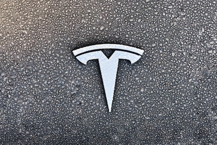 Abusadas por Twitter, las acciones de Tesla cayeron antes de las promociones de fin de trimestre