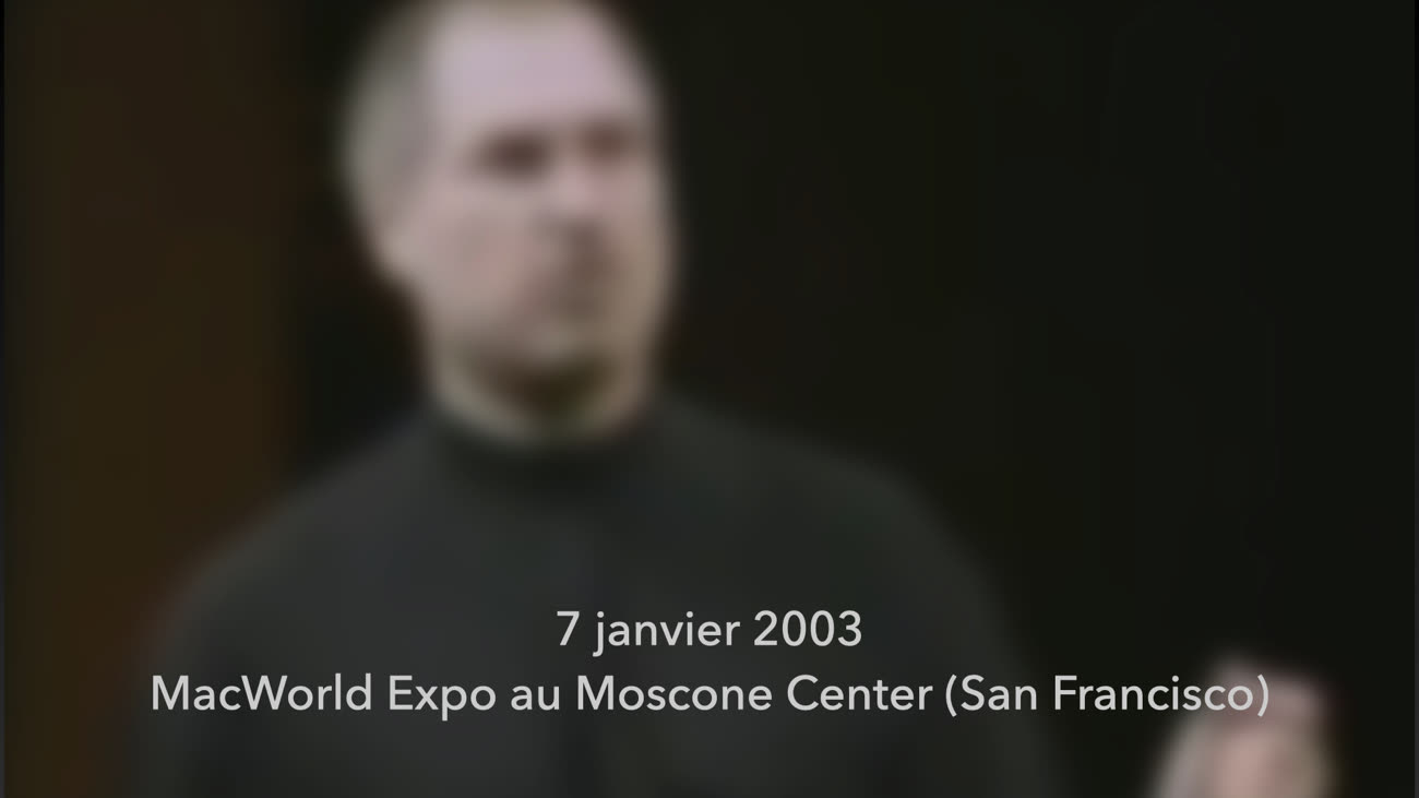 Une diapositive illustrée d’une photo de Steve Jobs. Texte : 7 janvier 2003, MacWorld Expo au Moscone Center (San Francisco).