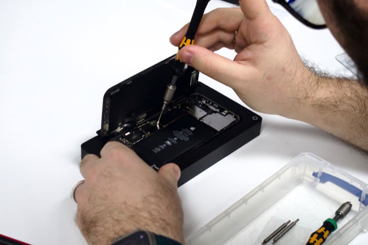 Self Service Repair : on (n’)a (pas) réparé notre iPhone avec le kit de réparation d’Apple