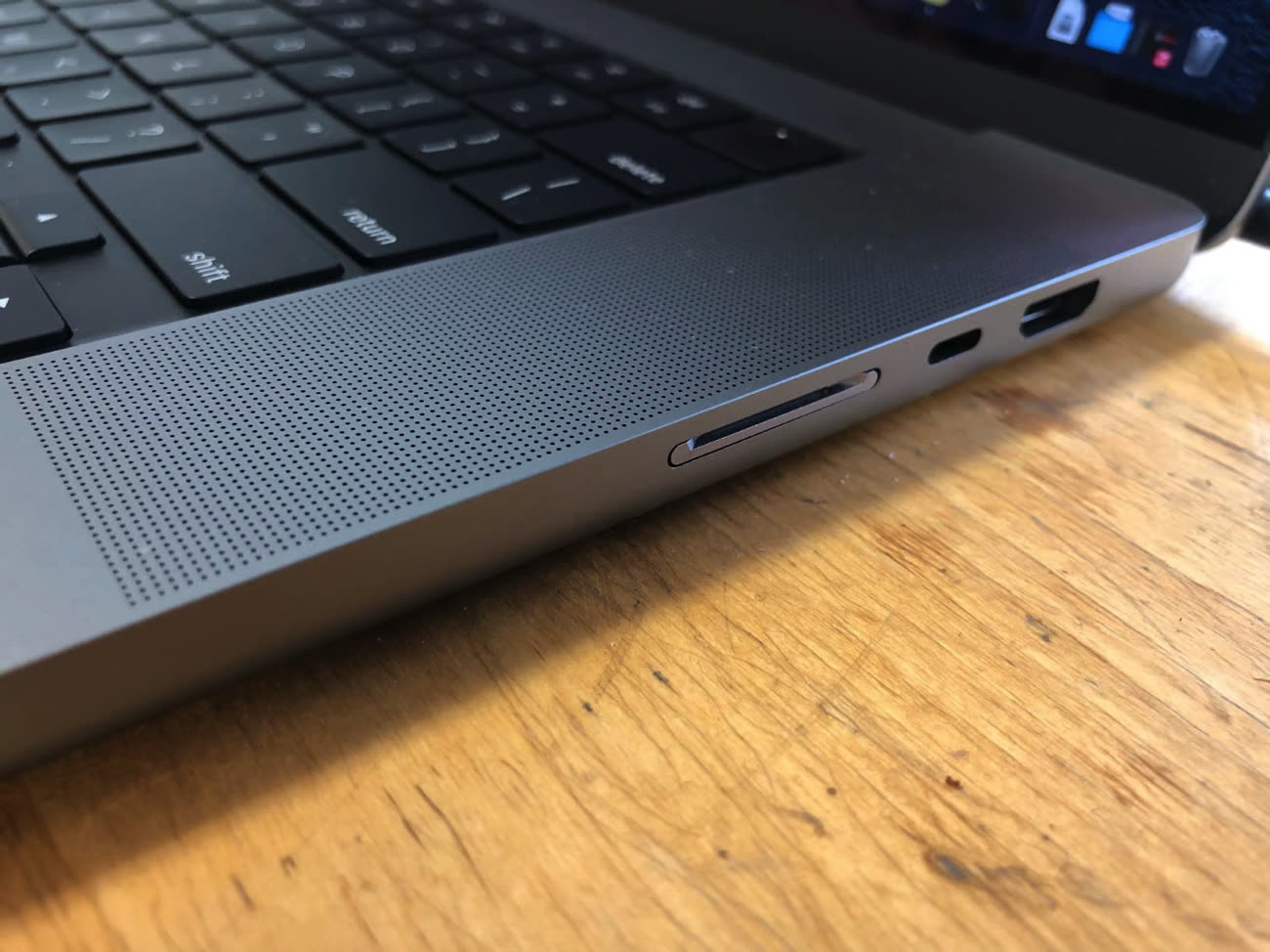 Un débit de 250 Mo/s pour le lecteur de cartes SD des nouveaux MacBook Pro  🆕