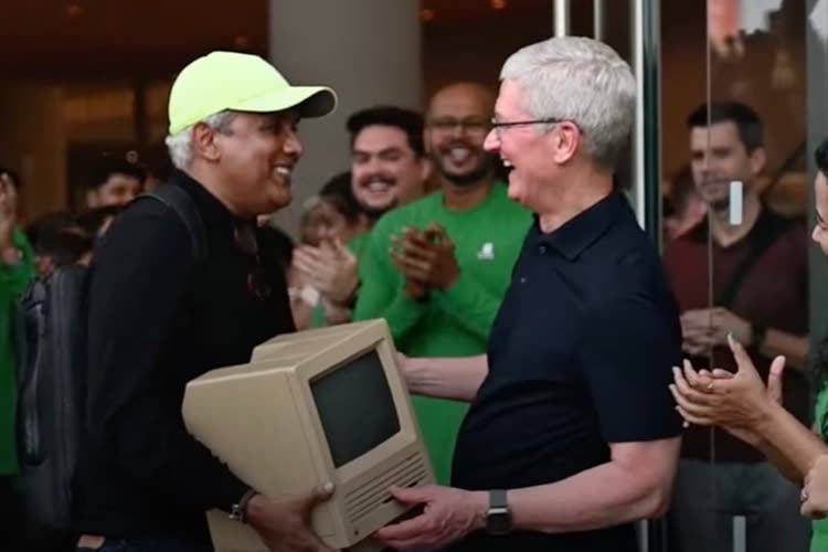 image en galerie : Un fan indien demande à Tim Cook de dédicacer son Macintosh SE de 1989