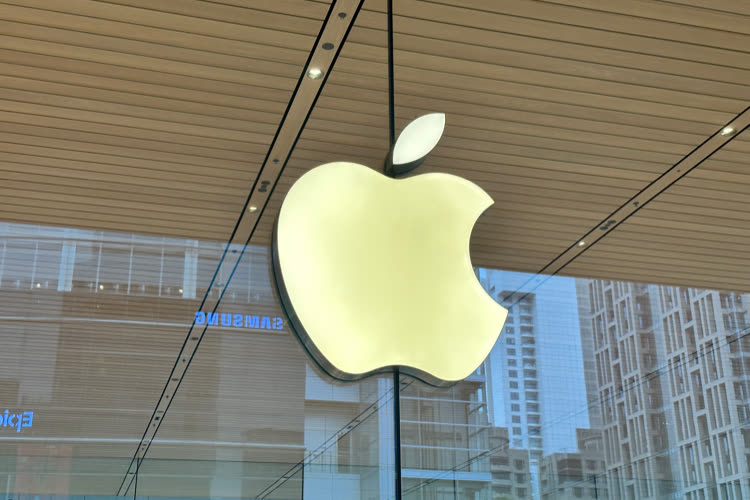 Apple stands against unions in US Apple Stores