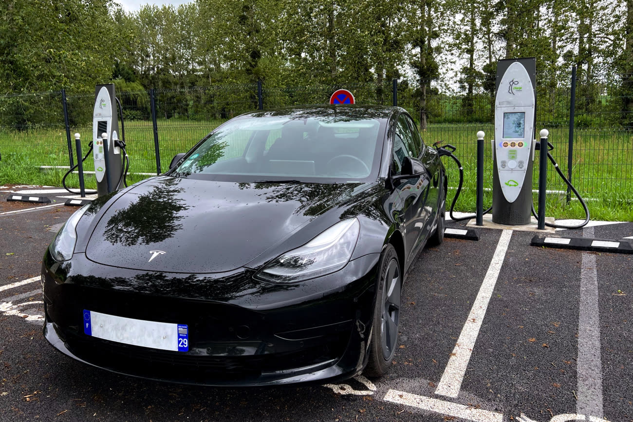 Recharge des voitures : paiement par carte en Europe et connecteur Tesla en Amérique  du Nord