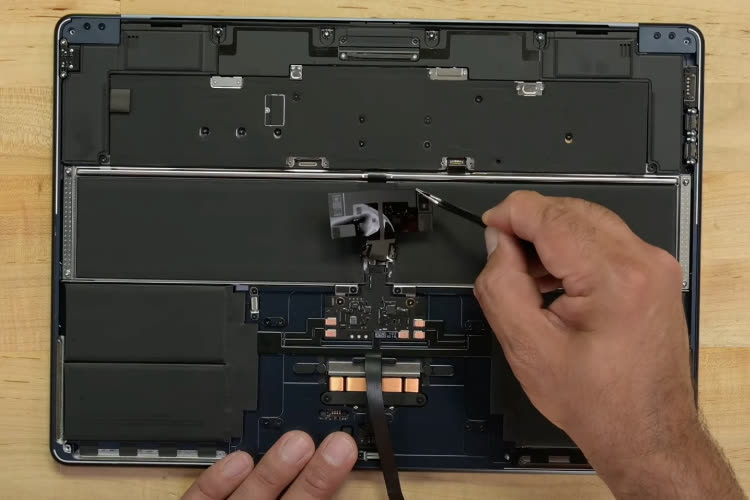 video en galerie : Le MacBook Air 15 pouces est très compliqué à démonter