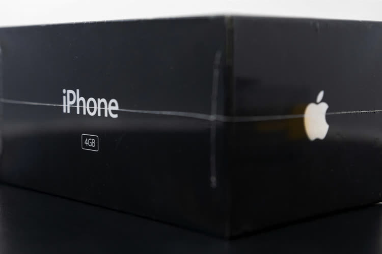Un iPhone « Edge » 4 Go vendu plus de 190 000 $ aux enchères