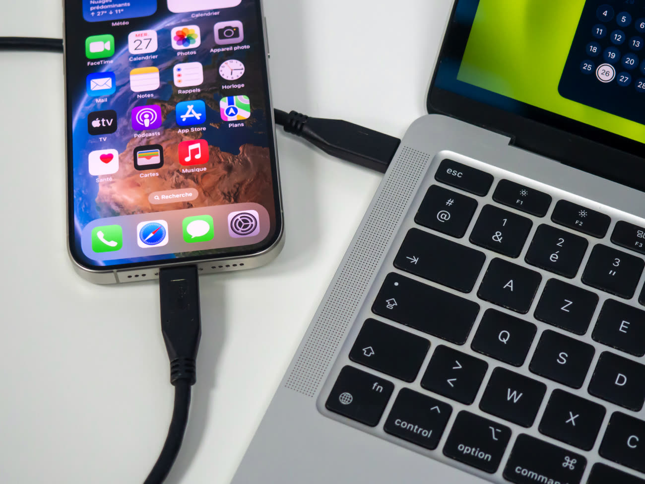 L'iPhone 15 adopte le connecteur USB-C, mais plusieurs questions